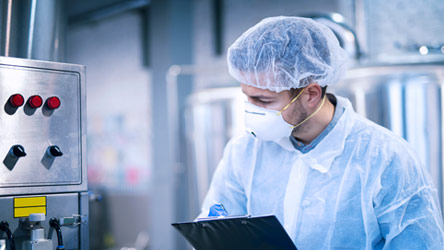 Laboratoriotyöntekijä merkitsee ylös tietoja kirjoituselvylle.
