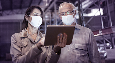 Mies ja nainen katsovat tapblettia