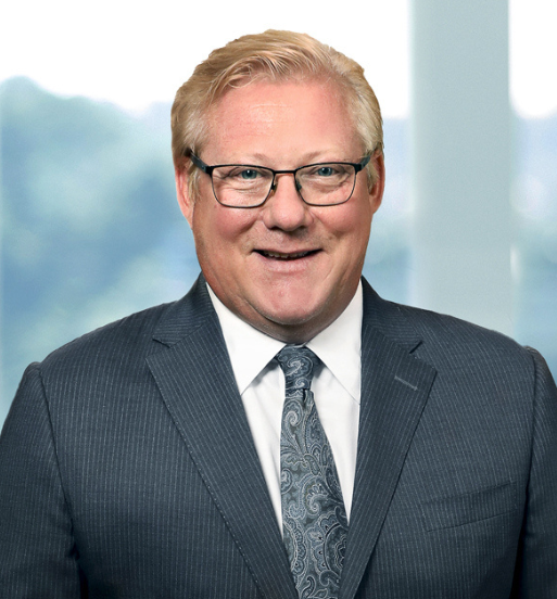 Viatrisin pääjohtaja Scott A. Smith hymyilee puku päällä.